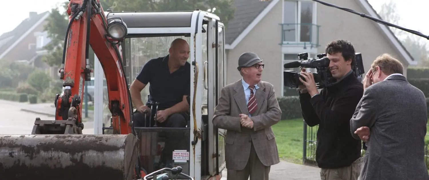 Televisieopname met André van Duin bij een graafmachine van De Tuynderie