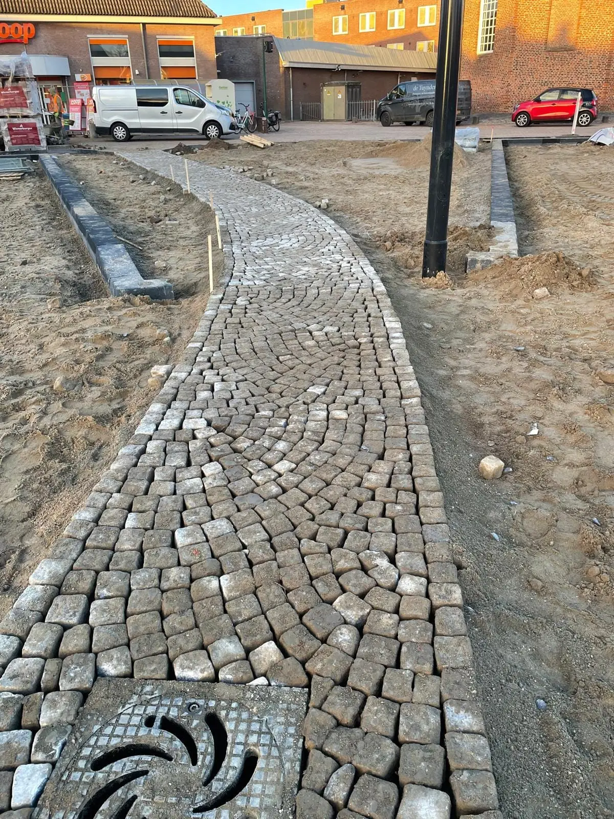 Nieuw gelegd pad van kasseien in een winkelgebied