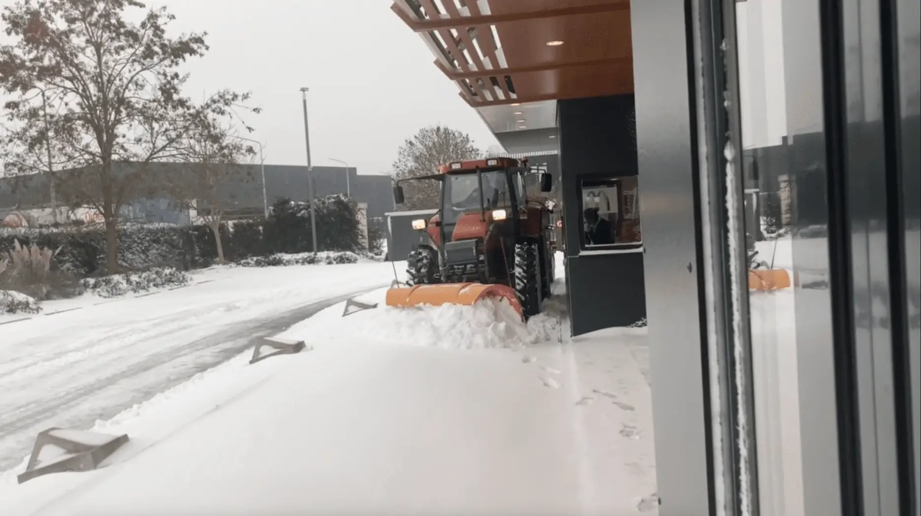 Sneeuw schuiven en strooien bij de McDrive van McDonald’s