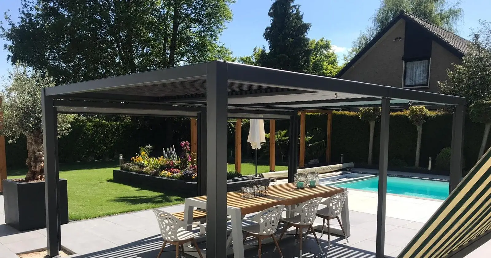 Tuin met moderne overkapping, terras en zwembad