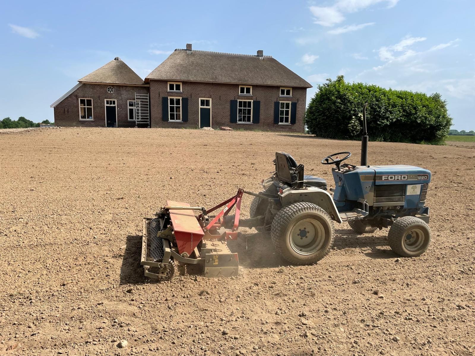 Uitvlakken van grond bij een woonboerderij, uitgevoerd door De Tuynderie.